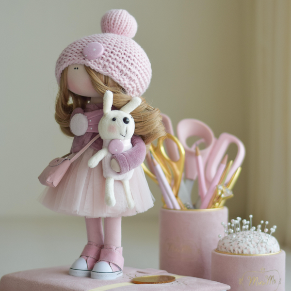2_NTERJERINĖ_LĖLĖ_SU_ZUIKUČIU_2-600 MiniMe interior dolls