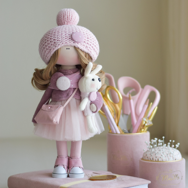 2_NTERJERINĖ_LĖLĖ_SU_ZUIKUČIU_PAGRINDINĖ-600 MiniMe interior dolls