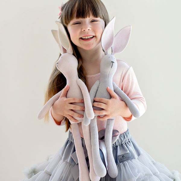 5_ŠVIESIAI_PILKAS_PLIUŠINIS_ZUIKIS_2-600 MiniMe interior dolls